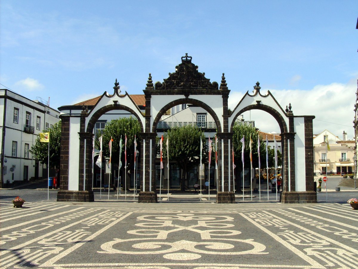 Portas da Cidade, the historic three-arched gateway in Ponta Delgada