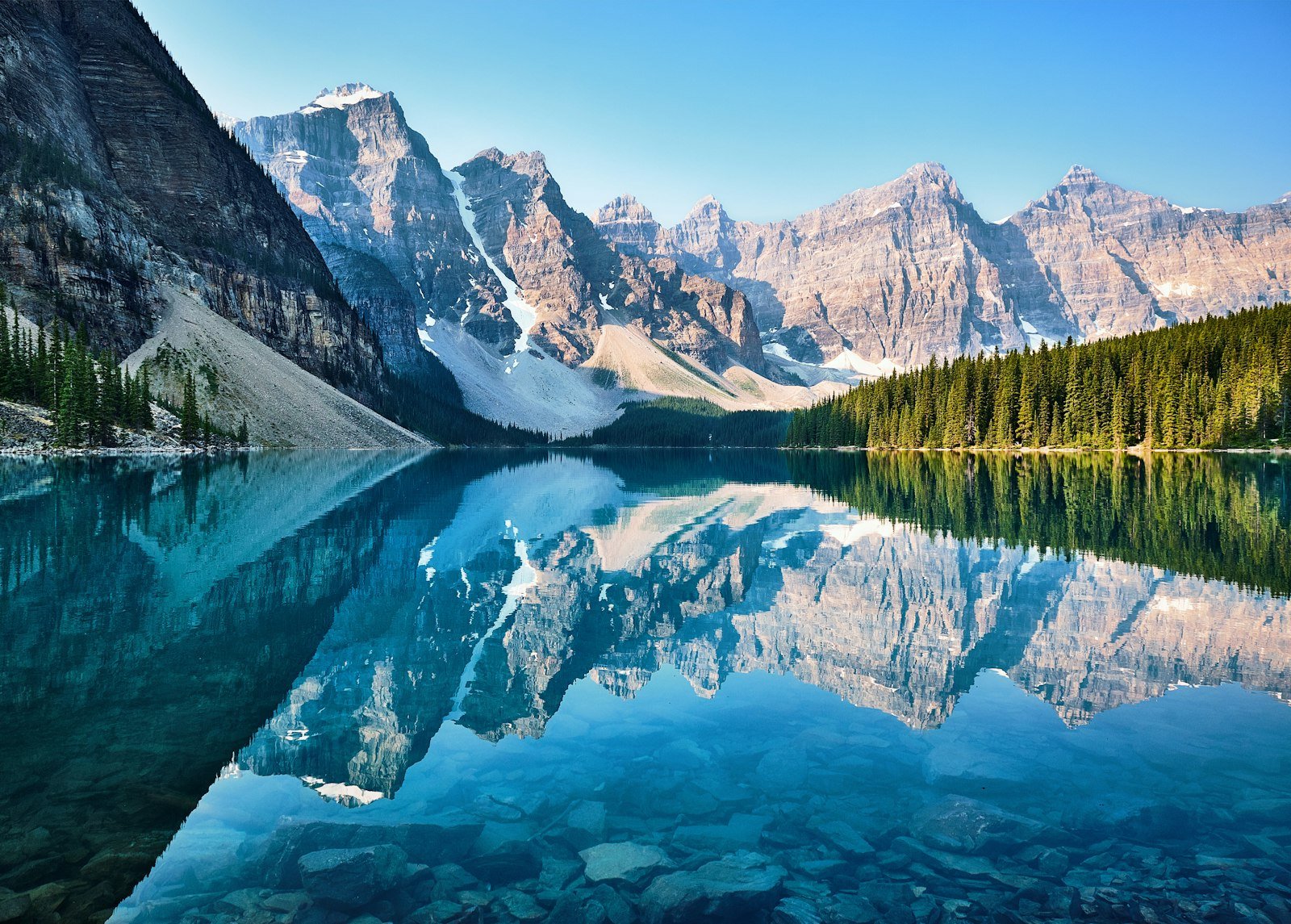 Moraine Lake in Banff National Park with turquoise waters and the Valley of the Ten Peaks
