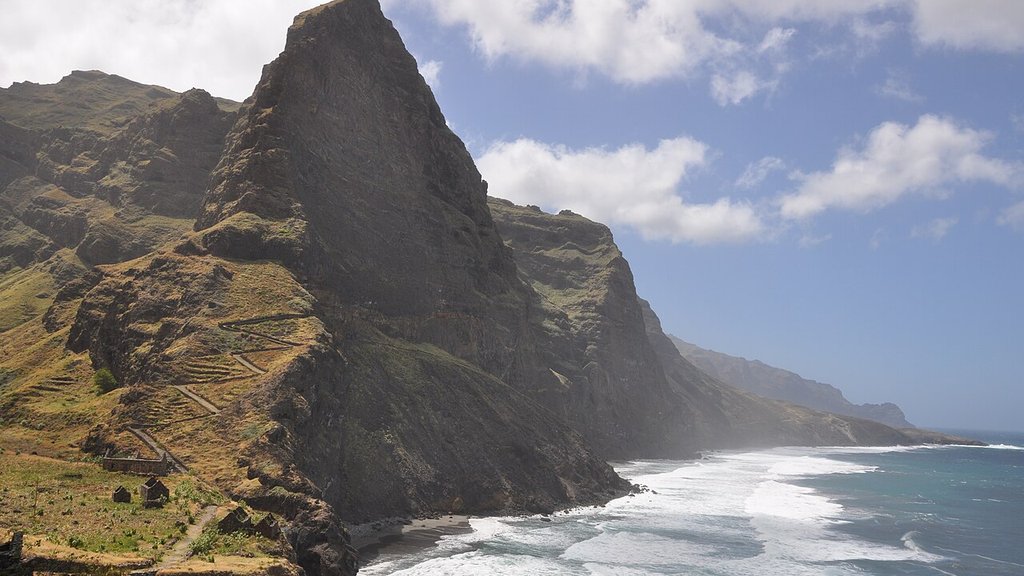 Dramática costa atlántica de Santo Antão con acantilados volcánicos que se encuentran con el océano en Cabo Verde