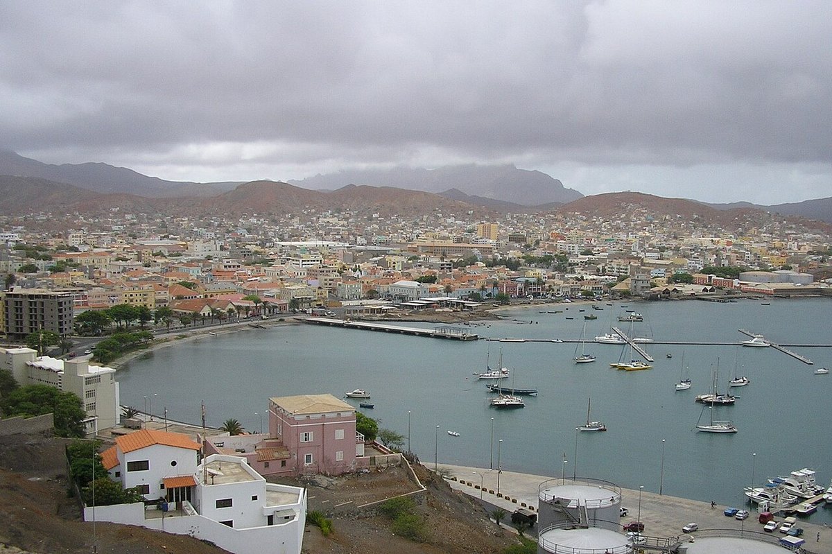 Puerto de Mindelo y edificios de colores en el paseo marítimo de São Vicente, Cabo Verde