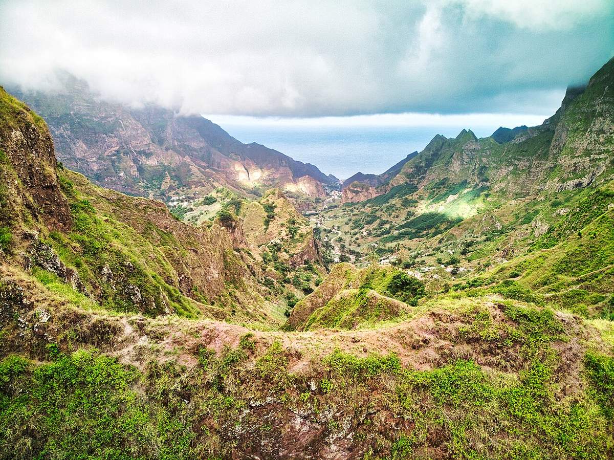 Laderas verdes aterrazadas y asentamientos en el valle de Paúl en Santo Antão, Cabo Verde