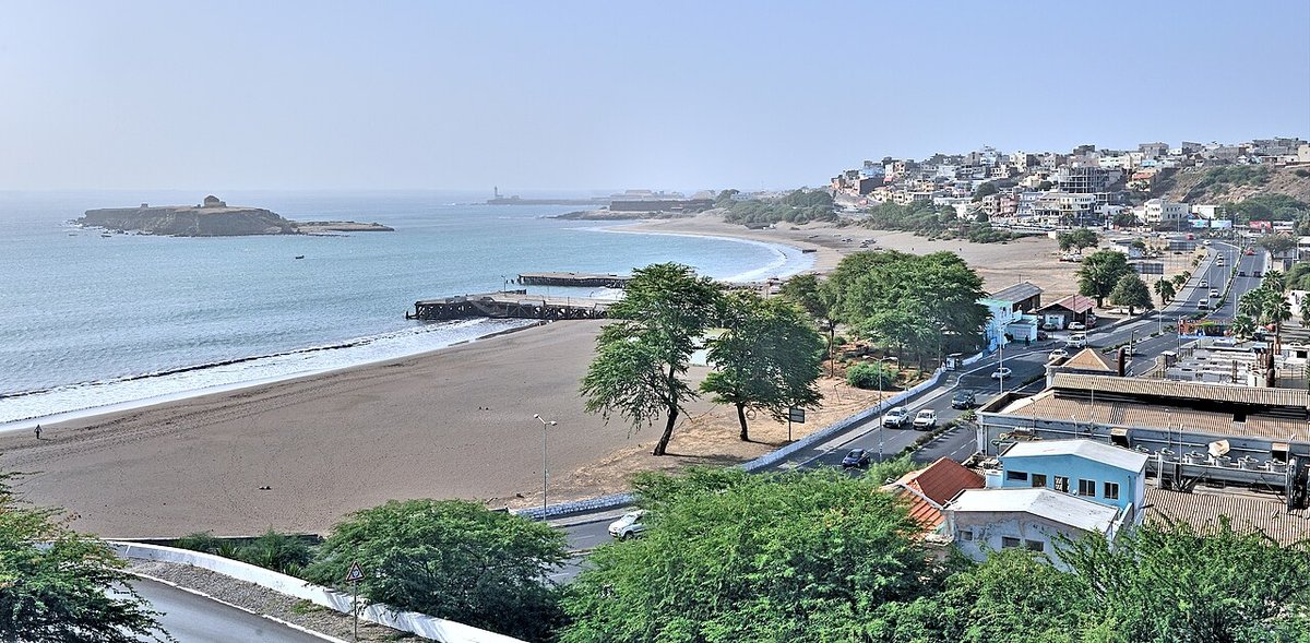 Vista costera de Praia en la isla de Santiago, Cabo Verde, con edificios a lo largo de la orilla atlántica