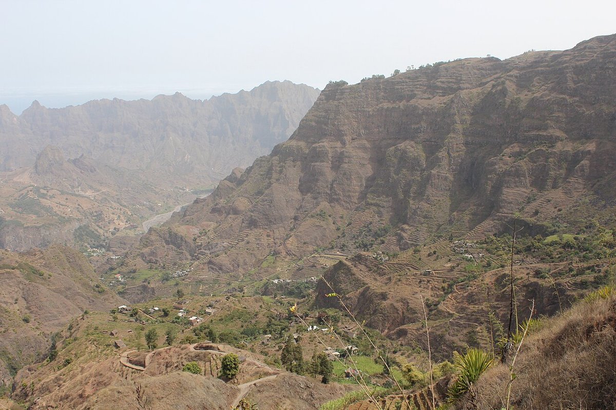 Costa abrupta de Santo Antão con acantilados y océano Atlántico en Cabo Verde