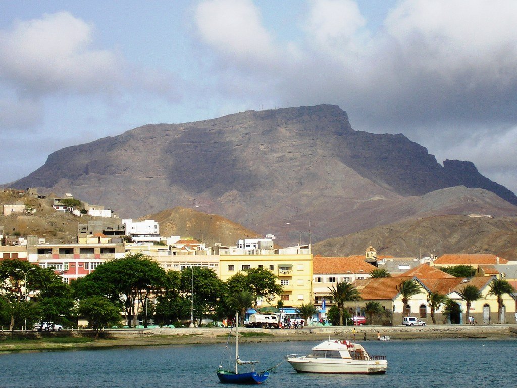 Vista desde Monte Verde hacia Mindelo y el paisaje volcánico de São Vicente, Cabo Verde