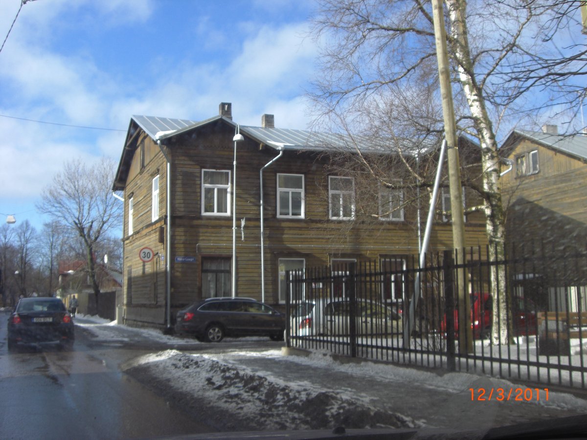 Maison en bois dans une rue enneigée à Kalamaja, Tallinn