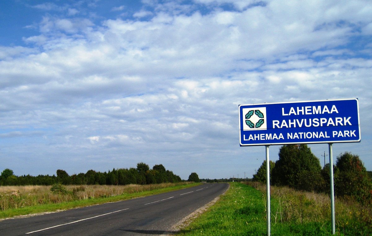 Panneau bleu au bord de la route, entrée du parc national de Lahemaa en Estonie
