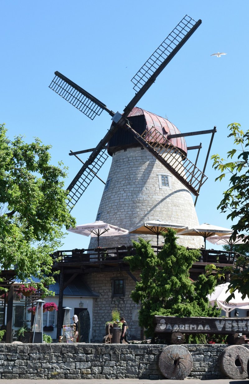 Moulin en calcaire à Kuressaare, Saaremaa, avec terrasse de restaurant à la base