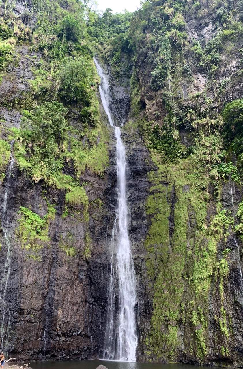 Cascada de Faarumai cayendo entre bosque verde cerca de Tiarei en Tahití