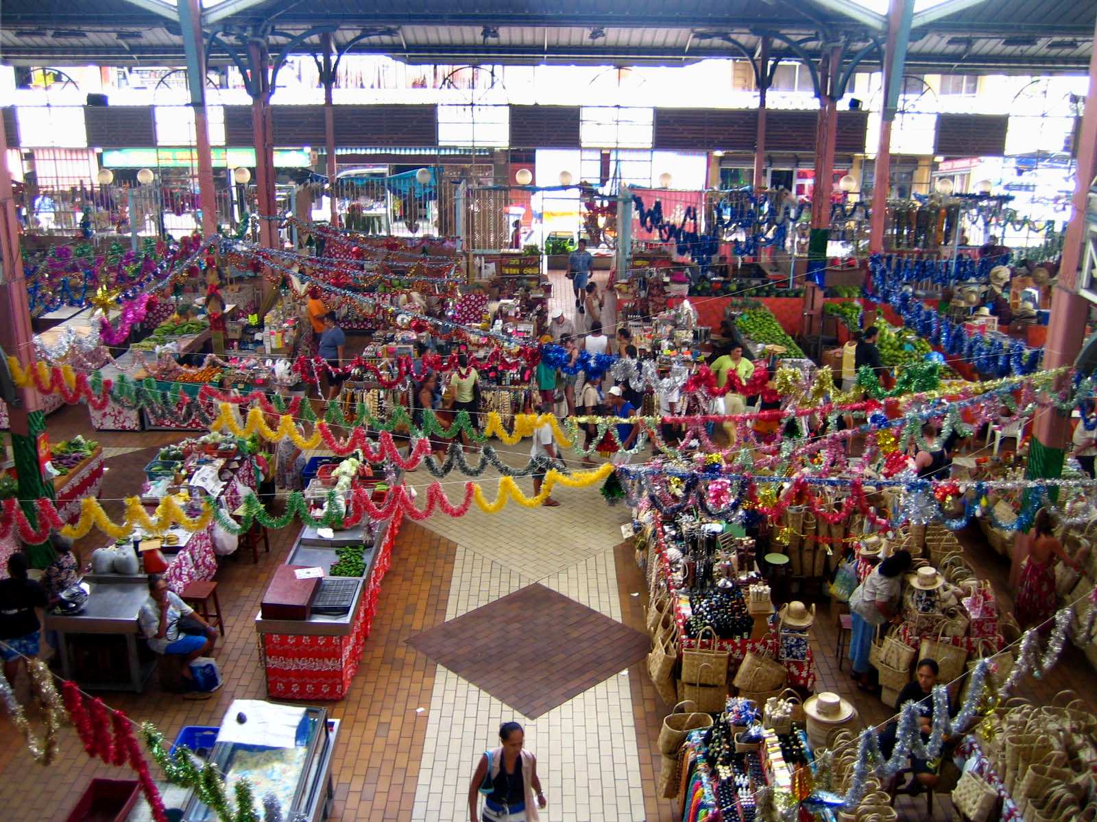 Puestos coloridos de productos dentro del Marché de Papeete, el mercado central de Tahití
