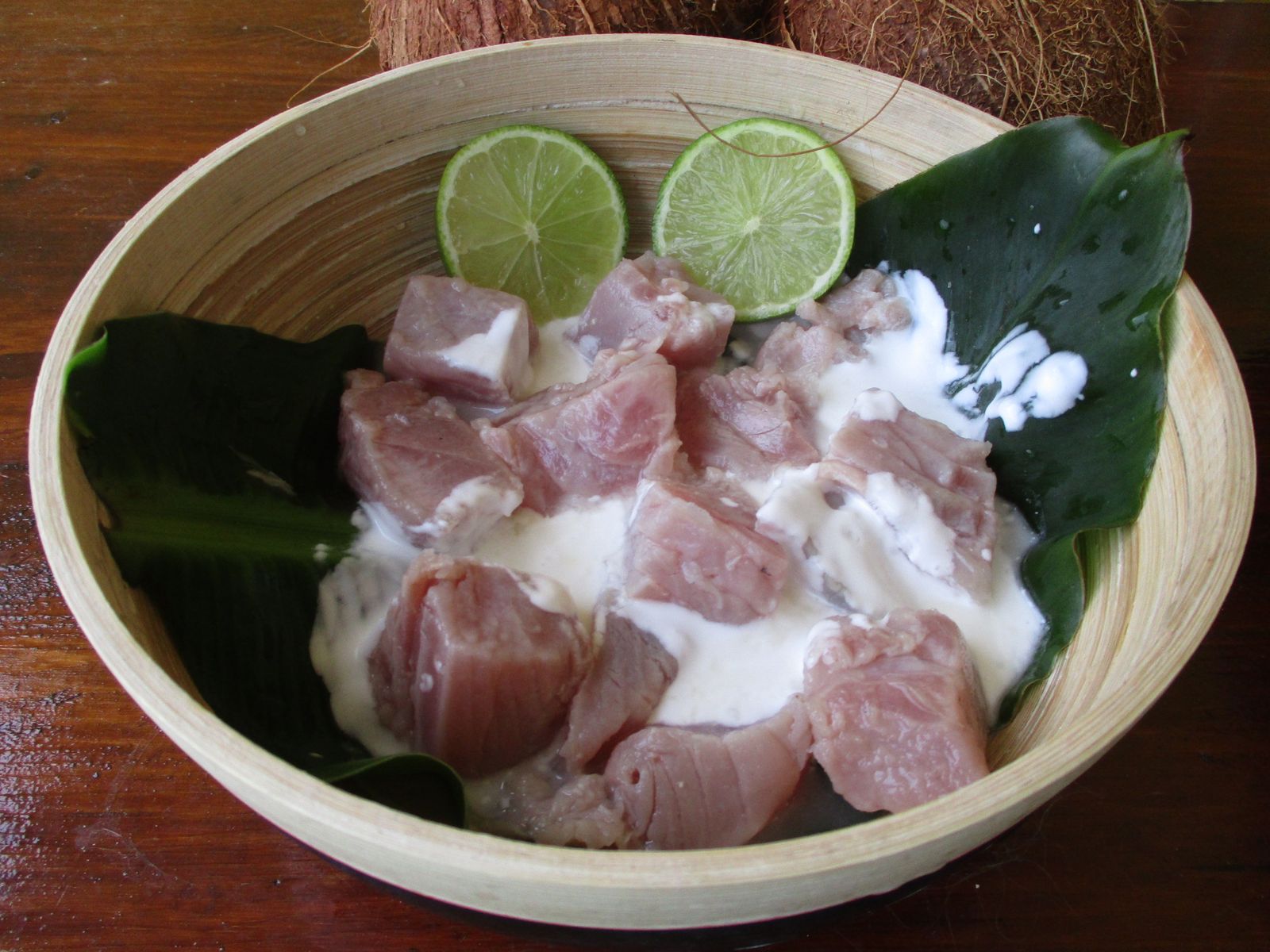 Bol de poisson cru a la tahitiana con pescado crudo, leche de coco, lima y verduras