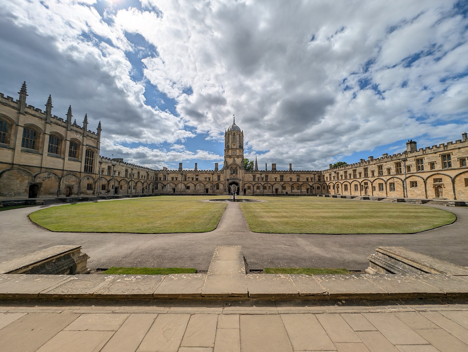 Tom Quad at Christ Church College Oxford with green lawn and historic stone buildings that inspired Hogwarts