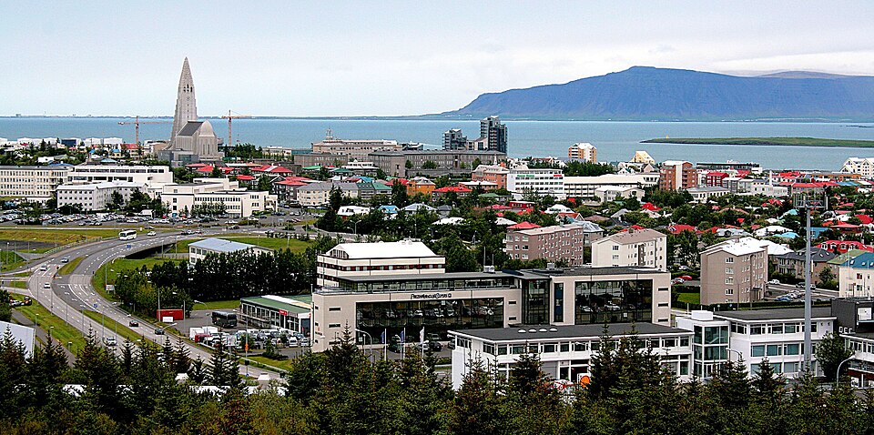 Panoramic city view of Reykjavík with Hallgrímskirkja and Faxaflói Bay