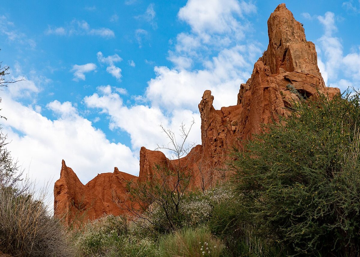 Farbige Sandsteinformationen des Märchen-Canyons nahe dem Südufer des Issyk-Kul in Kirgisistan
