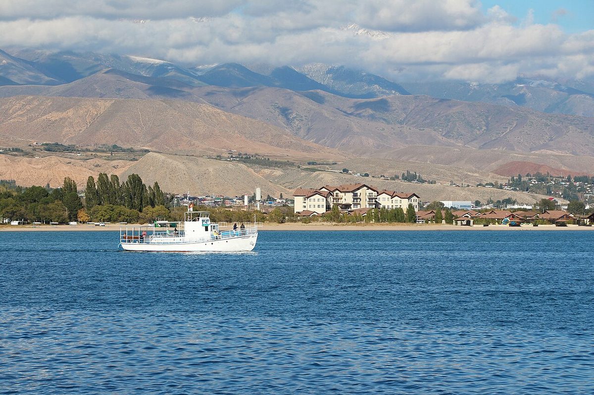 Breite blaue Fläche des Issyk-Kul-Sees mit umgebender Berglandschaft in Kirgisistan