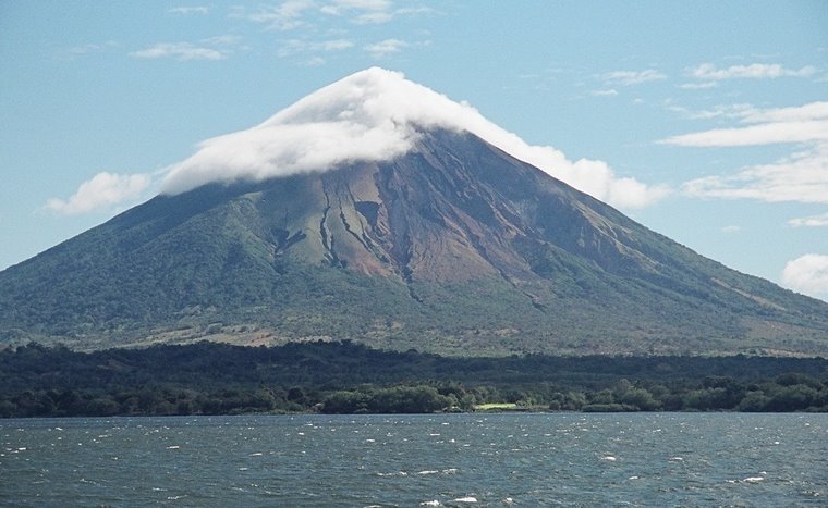 ニカラグア、グラナダ近くのモンバチョ火山の森の斜面と火口の風景