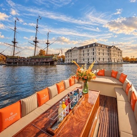 海事博物館を望むFlagship Amsterdamの座席とドリンクテーブルがあるアムステルダム豪華運河クルーズ船