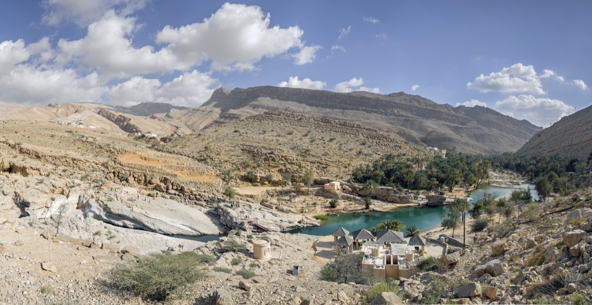 Piscines turquoise claires et parois rocheuses du canyon à Wadi Bani Khalid, dans l'est d'Oman