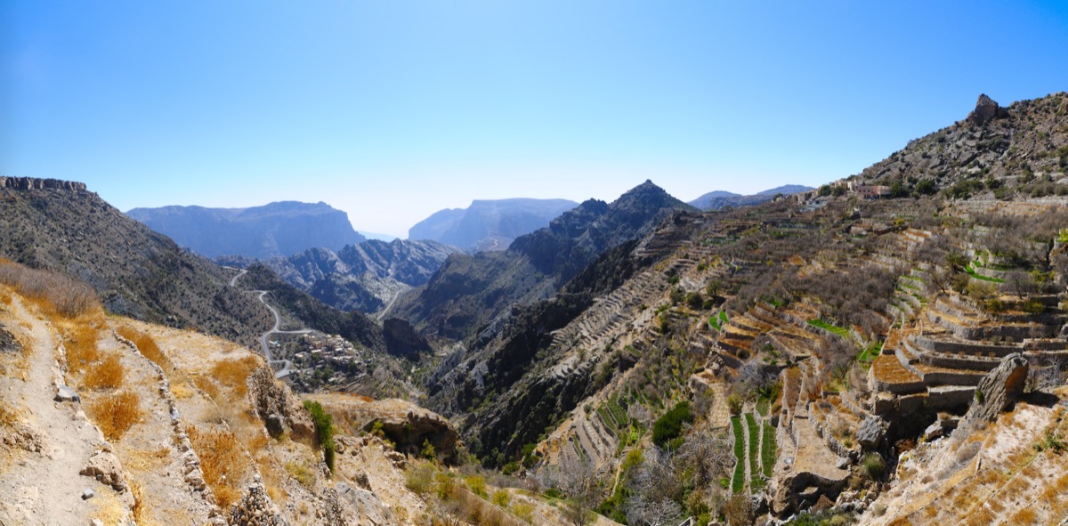 Pentes de montagne en terrasses et vues sur les hautes terres rocheuses du Jebel Akhdar à Oman