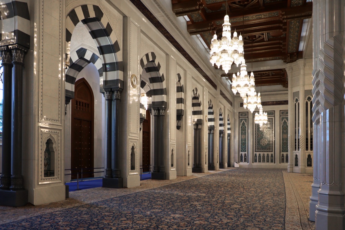 Intérieur de la salle de prière principale de la Grande Mosquée du Sultan Qaboos à Mascate avec lustre et moquette