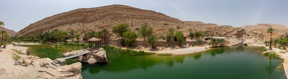 Vue panoramique sur les parois rocheuses et l'eau de Wadi Bani Khalid à Oman