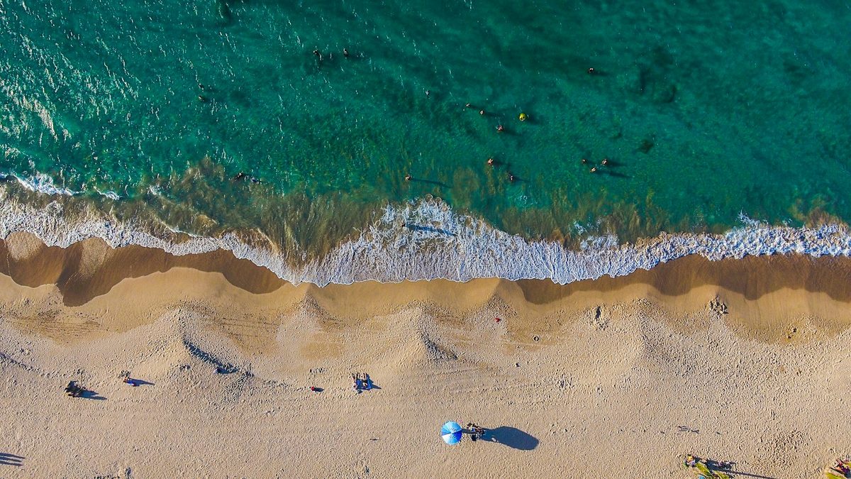 Luftaufnahme der Condado-Beach-Küste in San Juan, Puerto Rico, mit Menschen nahe dem Ufer