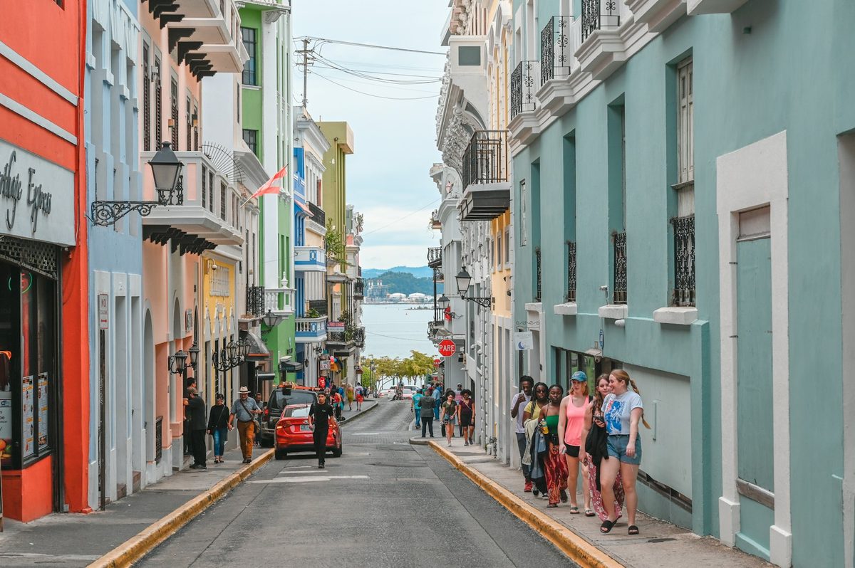 Menschen gehen tagsüber durch eine Straße in Alt-San Juan, Puerto Rico