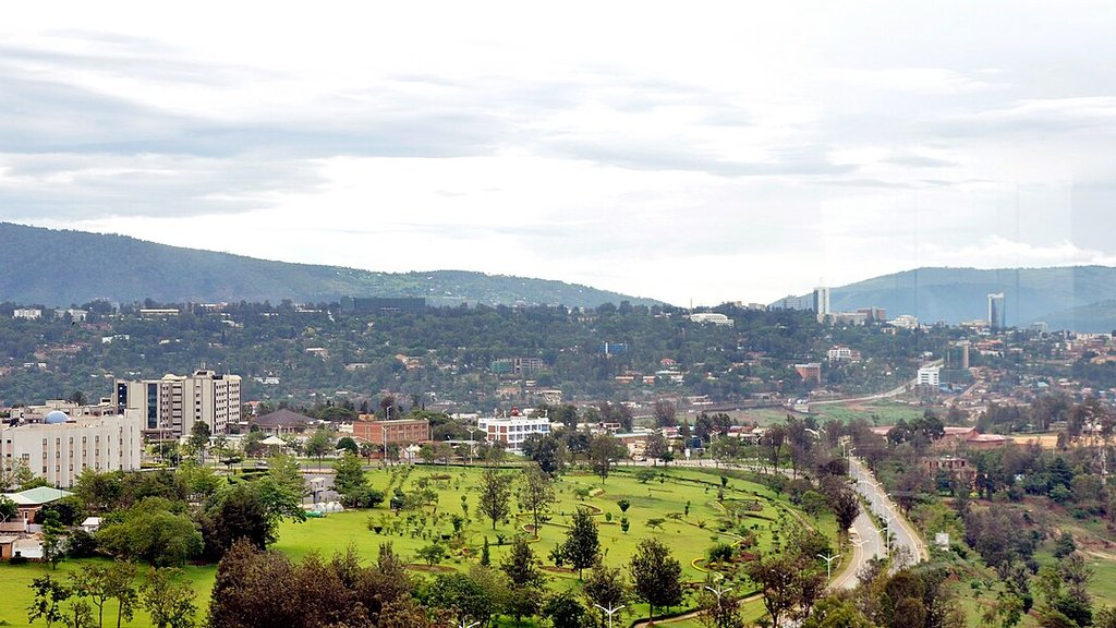 Skyline do centro de Kigali e colinas verdes vistas de Kimihurura, Ruanda