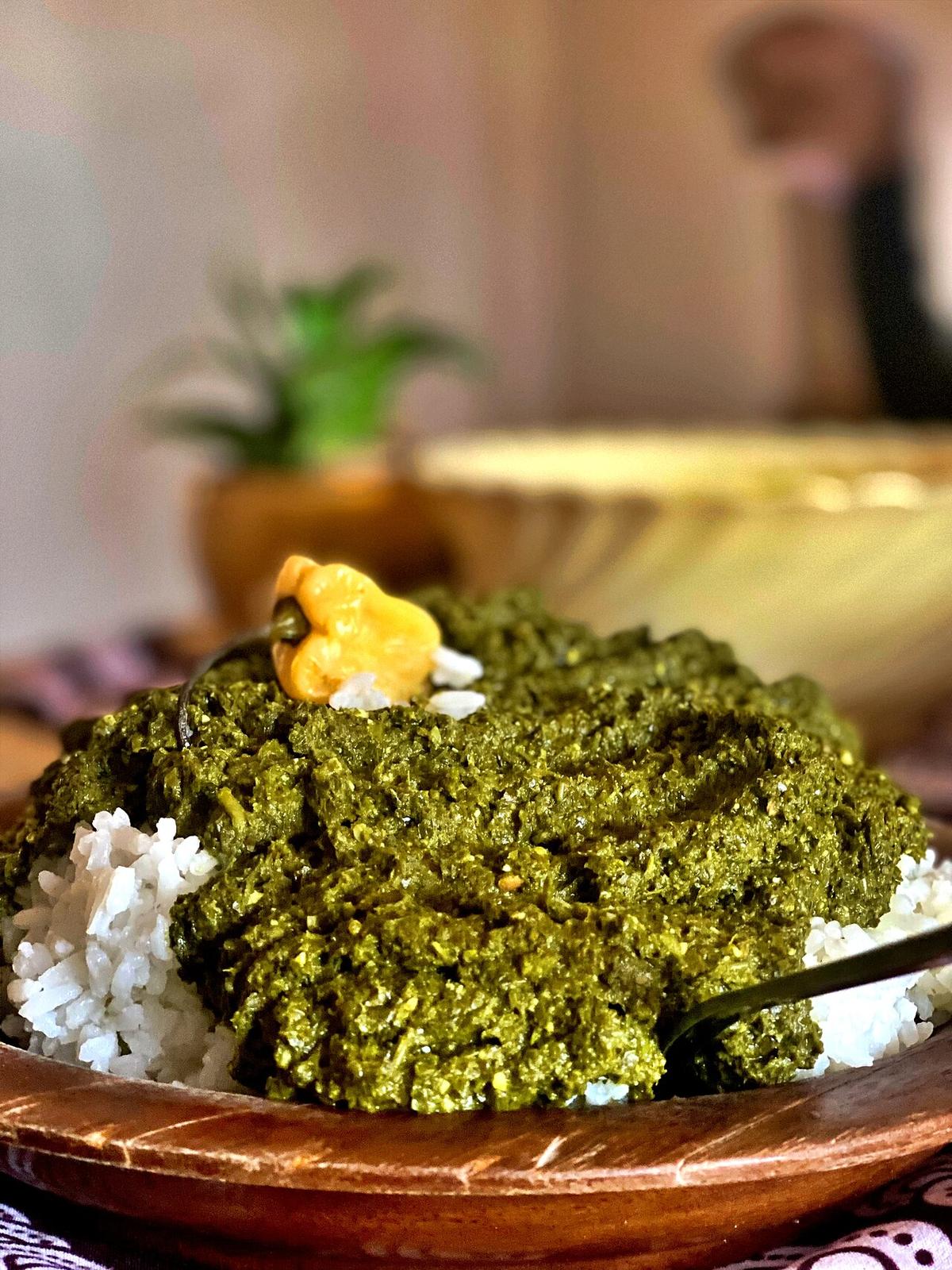 Prato de isombe, um prato ruandês de folhas de mandioca