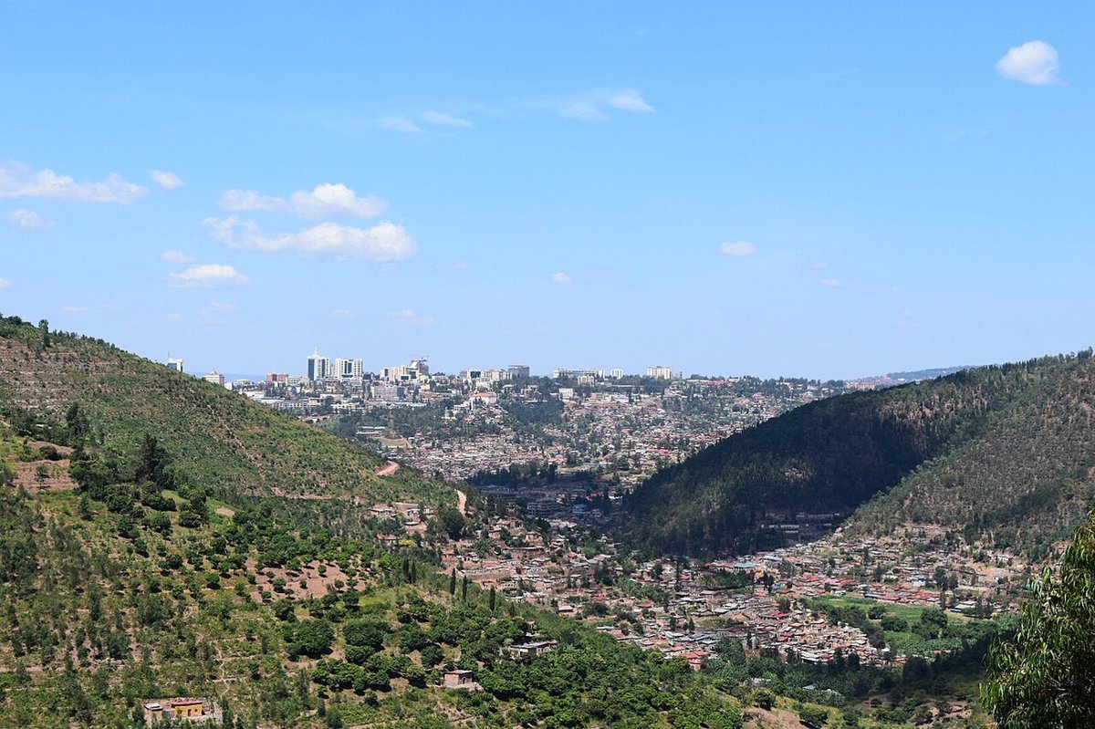 Colinas verdes ondulantes e bairros por Kigali, Ruanda