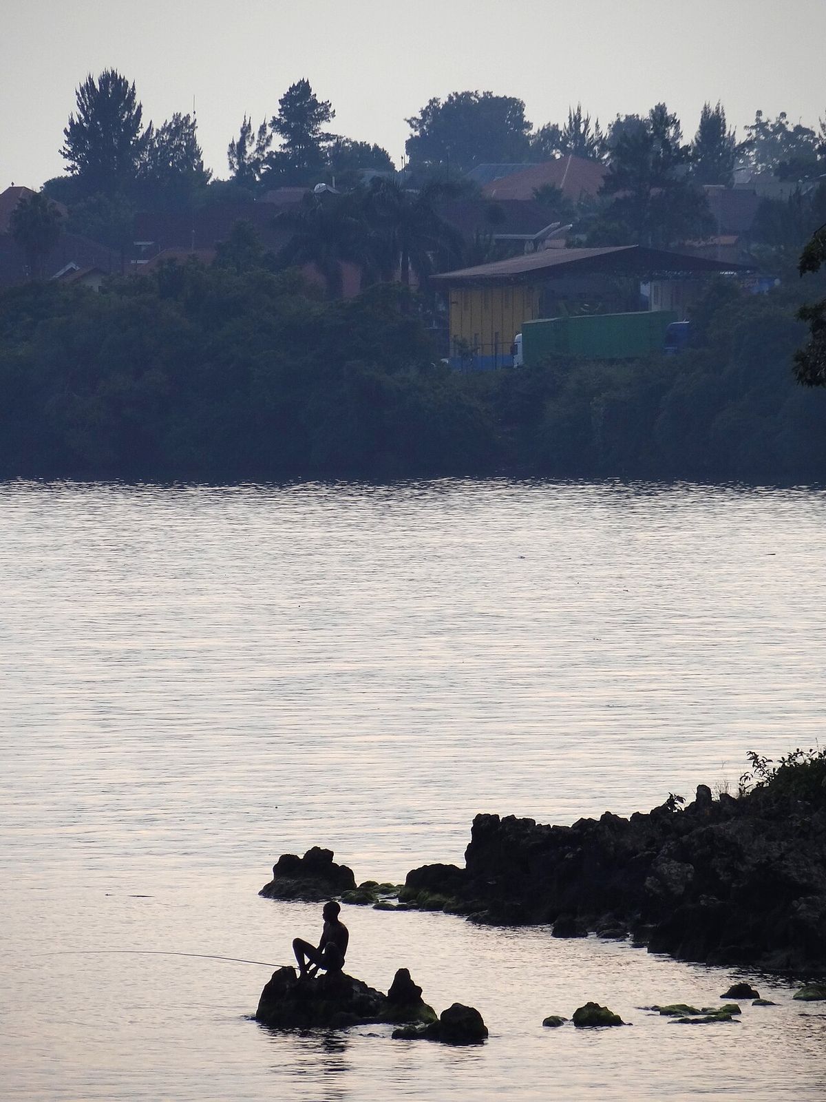 Margem do lago Kivu perto de Rubavu Gisenyi olhando para as colinas do outro lado da água