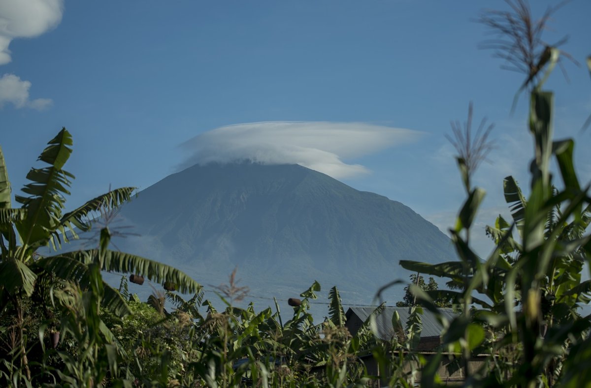 Vulcão Muhabura visto do setor de Kinigi perto do Parque Nacional dos Vulcões, Ruanda