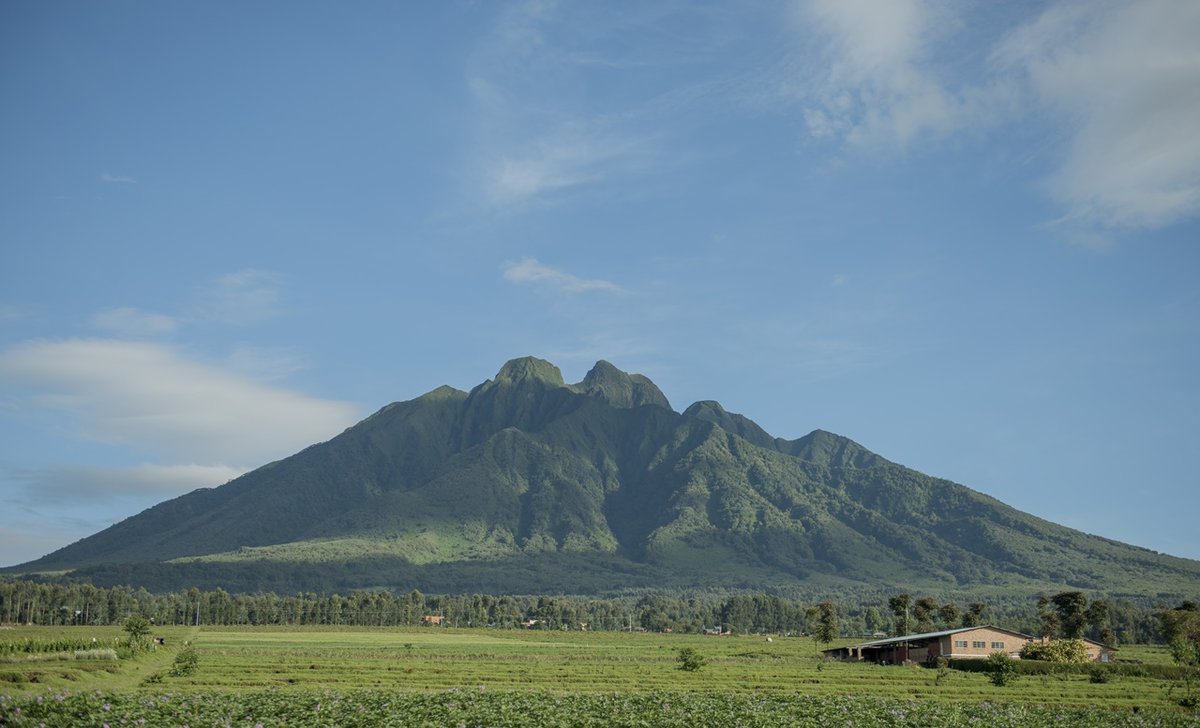 Vulcão Sabyinyo visto do setor de Kinigi no distrito de Musanze, Ruanda