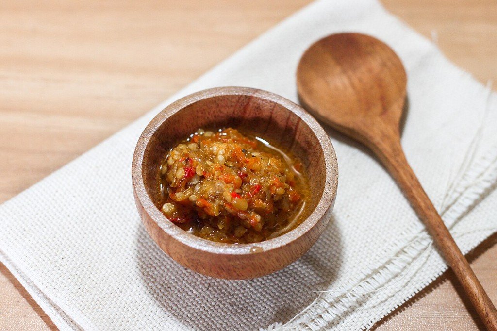 Bowl of coconut sambol and related Sri Lankan condiments