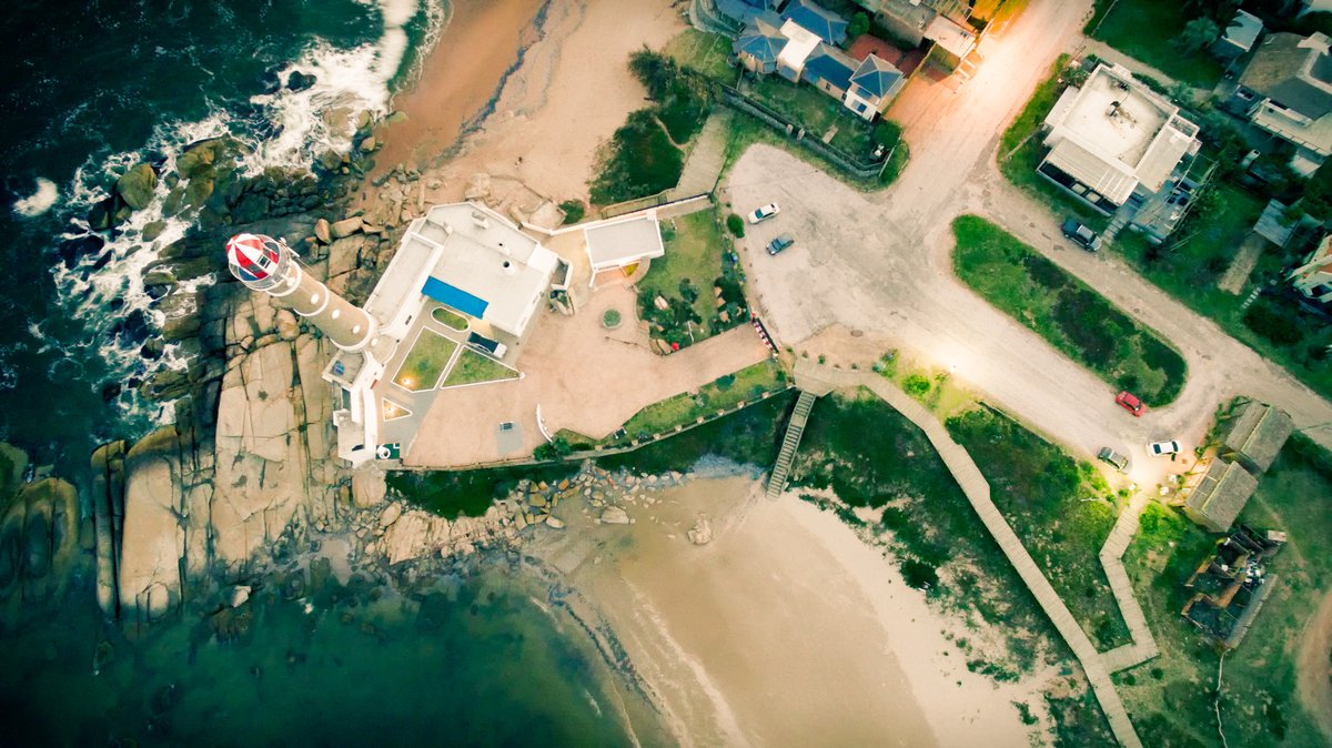 Vista aérea del faro de José Ignacio en una punta de arena entre el océano y la laguna