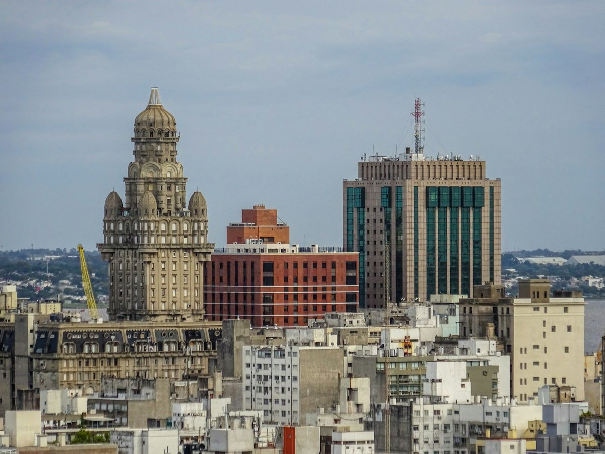 Perfil urbano de Montevideo con la histórica torre del Palacio Salvo junto a edificios más nuevos