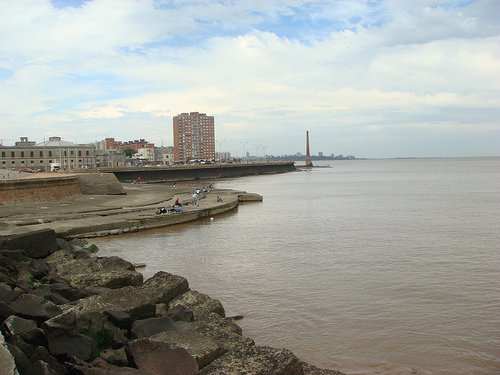 El malecón de la Rambla a lo largo del Río de la Plata en Montevideo