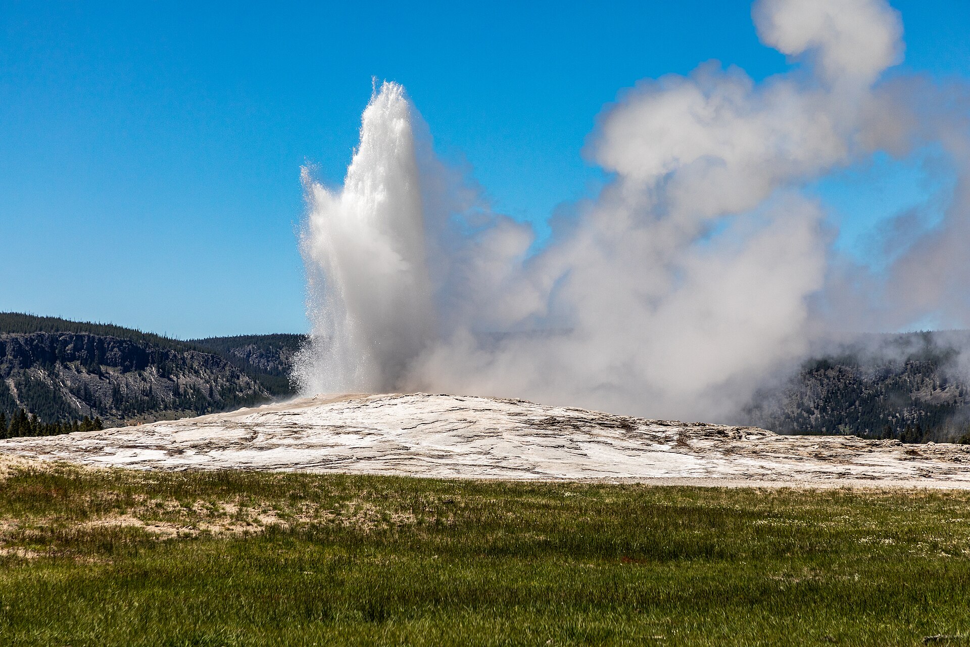Eruption of Old Faithful geyser in Yellowstone National Park